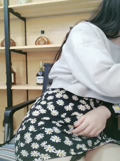 淫蕩的大眼妹子，被胖哥哥的棒棒一磨穴就骚起来～